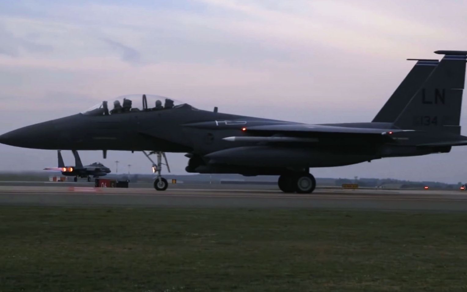实拍大批F-15“战鹰”从机场拔地起飞
